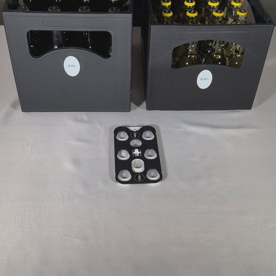Der Flaschen-Schnapper®, besteht aus zwei zusammengesetzten Teilen, welche parallel zueinander verschiebbar sind. Durch das Verschieben der beiden Platten entstehen zwei verschiedene Stellungen. Eine geöffnete Stellung, um den Flaschen-Schnapper® auf bis zu sechs Flaschen aufzusetzen. Eine geschlossene Stellung, die die Flaschen am Flaschenhals fixiert und zum Transport sichert. Das System wird über die beiden Trageöffnungen transportiert.
